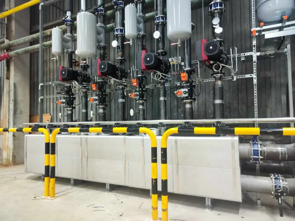 O nás (SK) 4 Sústava priemyselných čerpadiel s elektronickým riadením a ochranou, súčasť veľkej technologickej linky s kovovým rozvodom.