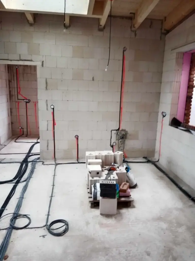 Inštalácia elektrických káblov v interiéri novostavby s podlahovým rozvodom a prípravou pre zásuvky a vypínače. Inštalácia elektrických káblov v interiéri novostavby s podlahovým rozvodom a prípravou pre zásuvky a vypínače.