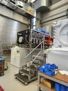 Montáž elektroinštalácie a rozvodov pre priemyselnú technológiu VOITH Vorecon v hale, pripravená na integráciu systému.