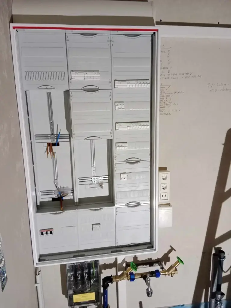 Záber ukazuje súbežnú elektro prípravu v technickej miestnosti.