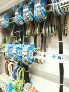 Príklad precízneho zapojenia vodičov v rozvádzači pomocou svorkovníc a káblových pásikov, určený pre distribúciu prúdu.