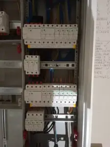 Fertig angeschlossener Hausverteiler mit Schneider Sicherungsautomaten und klarer Beschriftung.