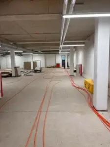Elektrische Installationsarbeiten in einer großen Industriehalle