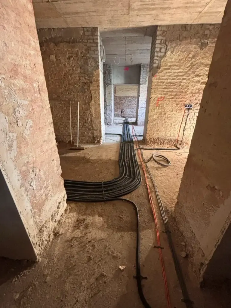 Elektrische Neuverkabelung bei Wohnungsrenovierung mit Wandfräsung.