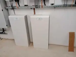 Huawei Energiespeicherbatterien installiert im Innenraum als Teil einer Photovoltaikanlage.