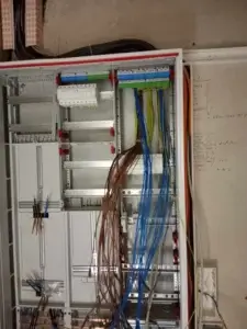Elektrischer Verteilerkasten in Montage mit installierten Kabeln und Reihenklemmen