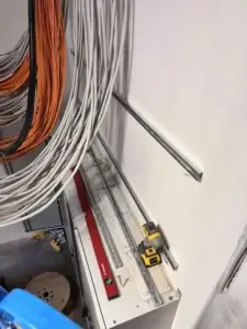 Wandvorbereitung mit Montageschienen für künftige Elektroverteilung