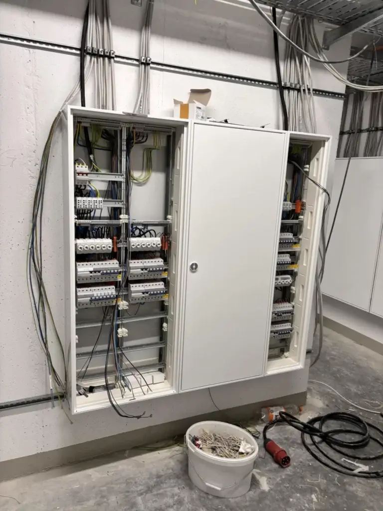 Wandmontierter Verteilerkasten mit vorbereiteter Elektroinstallation in der Wohnung