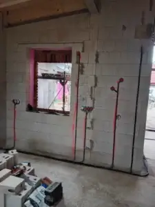 Wandinstallationen im Neubau mit offen verlegten Leitungen